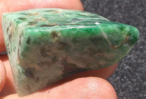  Jadeite: Uma Pedra Misteriosa para Aplicações em Alta Tecnologia e Revestimentos Duradouros!